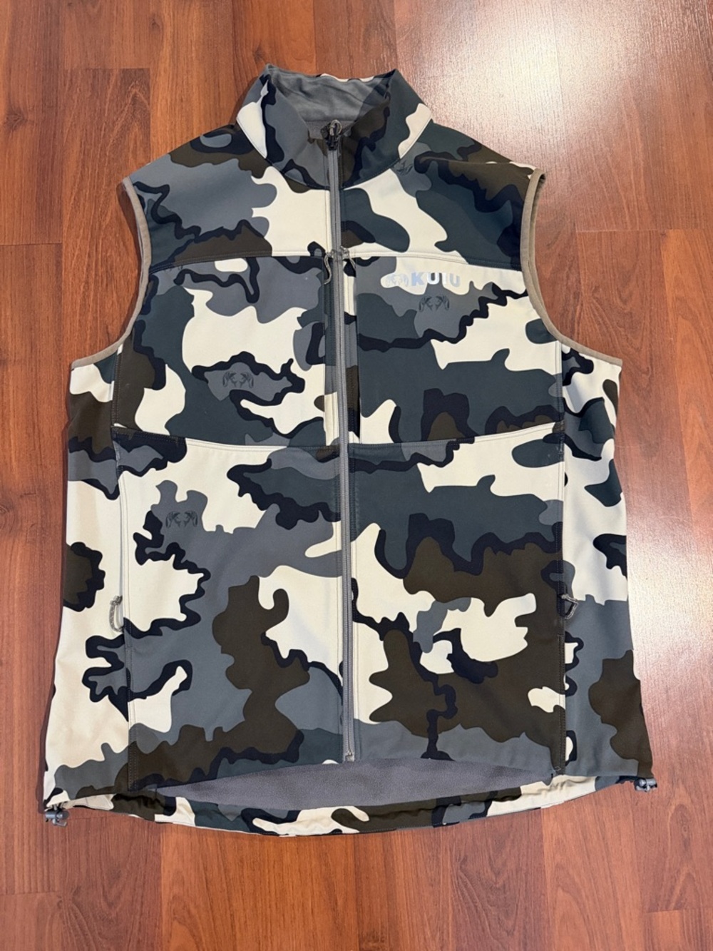 KUIU Men's Camo Vest in Gray White Black